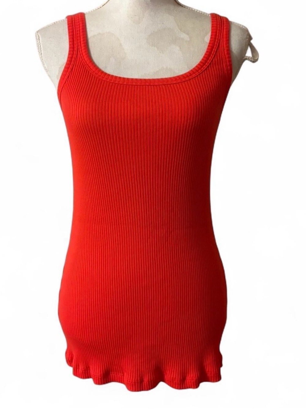 Red Theory Ribbed Scalloped Edge Tank Top size Medium